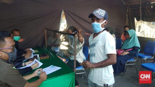 Warga Pamekasan, Jawa Timur langsung menghadapi sidang laiknya di pengadilan usai terjaring razia masker.