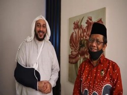 Momen Mahfud MD Menjenguk Syekh Ali Jaber