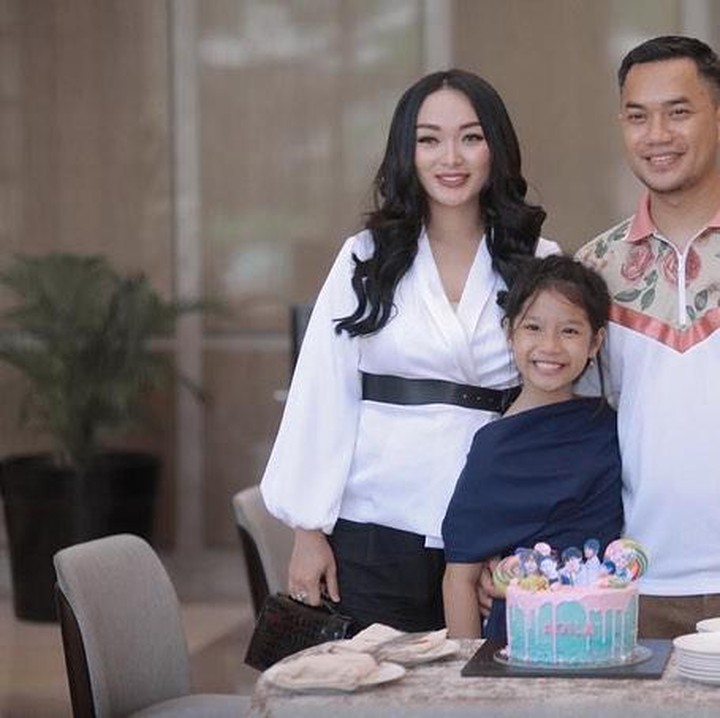<p>Walaupun tengah berbadan dua, Zaskia Gotik menyempatkan untuk hadir di acara ulang tahun putri sambungnya, Aqila. Sweet banget ya. (Foto: Instagram @zaskia_gotix)</p>