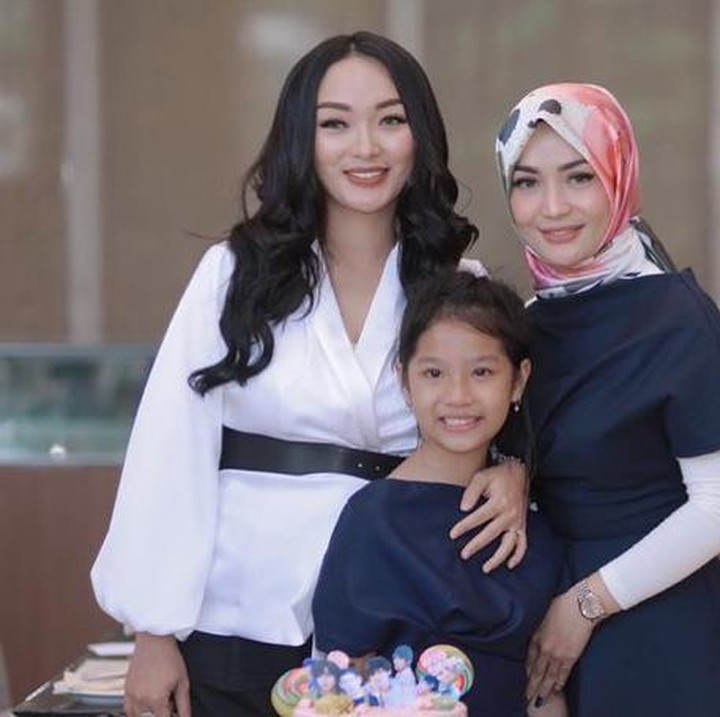 <p> Zaskia Gotik memang akrab dengan anak sambungnya bahkan mantan istri sang suami lho. Hal ini tampak jelas dalam potret ini. (Foto: Instagram @zaskia_gotix)</p>