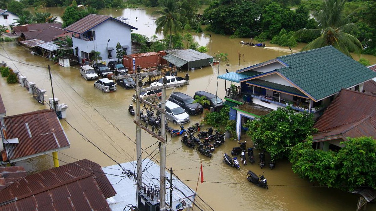 FOTO: Banjir Lumpuhkan Aktivitas Masyarakat di Kapuas Hulu