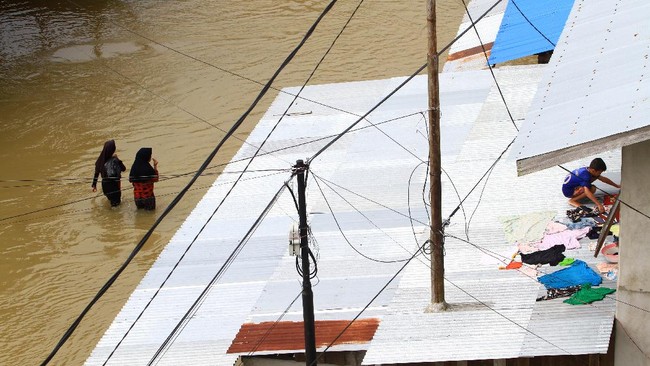 Wahana Lingkungan Hidup Indonesia (Walhi) menyebut tinggi permukaan air banjir yang melanda Sintang, Kalimantan Barat berpotensi naik lagi.