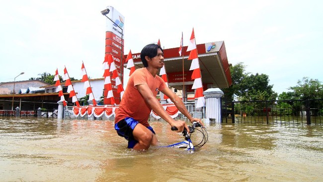 Banjir yang menerjang Kabupaten Sintang, Kalimantan Barat sejak Kamis 21 Oktober lalu tak kunjung surut. Sejauh ini dua warga dilaporkan meninggal dunia.