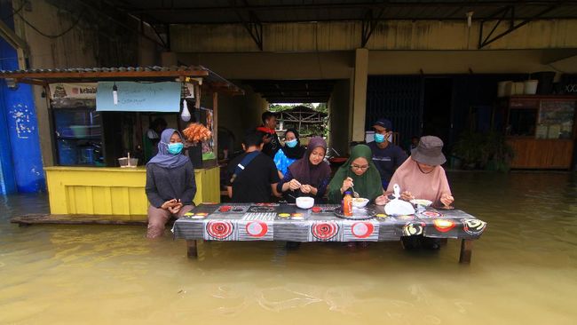 Dokter menyarankan pemerintah memperbanyak titik pengungsian antara 2 hingga 3 kali lipat dari biasanya untuk mengantisipasi penularan corona di tengah banjir.
