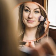 Biar Enggak Menor, Begini Cara Memilih Blush On yang Tepat!