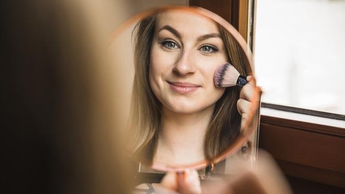 Biar Enggak Menor, Begini Cara Memilih Blush On yang Tepat!