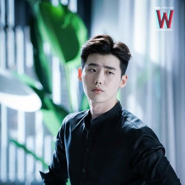 'W: Two Worlds' Eps.12, Kang Chul Sembunyi dari Kejaran Pembunuh
