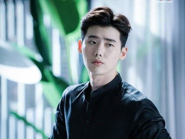 img-title 'W: Two Worlds' Eps.12, Kang Chul Sembunyi dari Kejaran Pembunuh