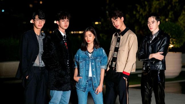 Drama F4 Thailand: Boys Over Thailand dibintangi Tu, Bright, Dew, Win, dan Nani. F4 Thailand tayang 18 Desember 2021.