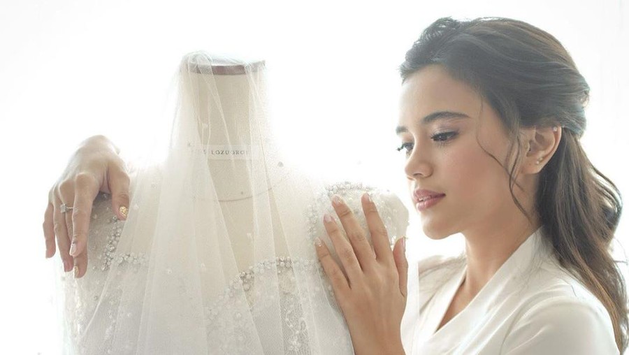 Gaun rancangan Renzi azuardi yang dipakai Audi Marissa