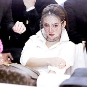 Cetar Membahana! Gaya Mewah Syahrini Pakai Masker dan Face Shield