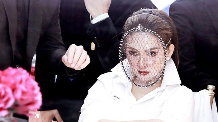 Cetar Membahana! Gaya Mewah Syahrini Pakai Masker dan Face Shield