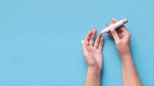Orang dengan diabetes dituntut untuk bisa mengontrol kadar gula darah. Berikut cara cek kadar gula darah sendiri dengan menggunakan glukometer.