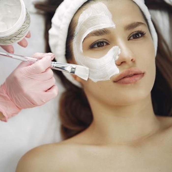 Salah satu cara mudah dan efektif untuk mengikis lapisan atas kulit dengan cepat adalah dengan chemical peel.