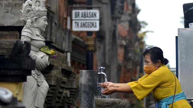 Pengusaha wisata mengaku banyak pemesanan dibatalkan sejak pemerintah mengumumkan kewajiban tes rapid antigen dan PCR untuk wisatawan ke Bali.