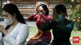 FOTO: Khidmat Galungan di Tengah PSBB Jakarta