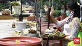 FOTO: Khidmat Galungan di Tengah PSBB Jakarta Umat Hindu Bali di DKI Jakarta tetap memperingati Hari Raya Galungan dengan khidmat di tengah suasana PSBB dalam rangka menekan penularan Covid-19.