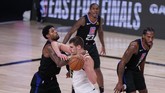 FOTO: Dibungkam Nuggets, Clippers Gagal Jumpa Lakers LA Clippers gagal bertemu LA Lakers di final wilayah barat NBA setelah takluk 89-104 dari Denver Nuggets pada gim ketujuh di Advent Health Arena, Selasa (15/9).