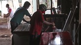 FOTO: Naiknya Pesanan Peti Jenazah di Tengah Pandemi Covid-19 Di tengah pandemi virus corona (Covid-19), permintaan peti jenazah meningkat sebab jenazah harus dimakamkan dengan protokol kesehatan termasuk memakai peti.