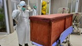 FOTO: Naiknya Pesanan Peti Jenazah di Tengah Pandemi Covid-19 Di tengah pandemi virus corona (Covid-19), permintaan peti jenazah meningkat sebab jenazah harus dimakamkan dengan protokol kesehatan termasuk memakai peti.