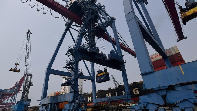 BPS mencatat neraca dagang Indonesia dengan China defisit US$879 juta pada September 2020 kemarin.