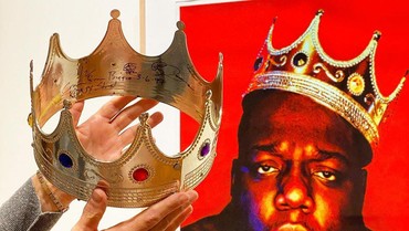 img-title Mahkota Plastik Ikonik Notorious BIG Laku Terjual Rp8,8 Miliar