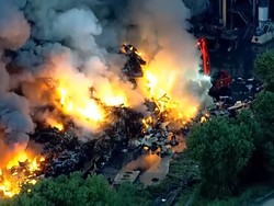 Pabrik Daur Ulang Terbakar Hebat di Amerika Serikat