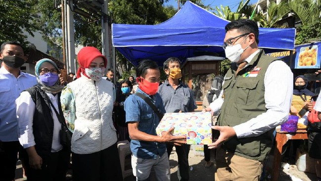 Ridwan Kamil pun mengingatkan Ade Londok untuk lebih memperhatikan tata bahasa dalam video berikutnya.