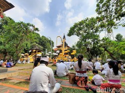 Umat Hindu DKI Rayakan Galungan dengan Protokol Kesehatan