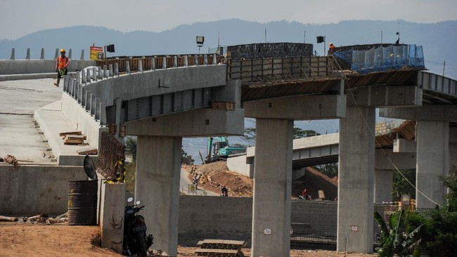 Eks Sekretaris Kementerian BUMN Said Didu menyebut biaya pembangunan kereta cepat Jakarta-Bandung membengkak hingga Rp88,6 triliun.