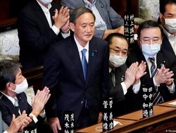 Terpilih Jadi PM Baru Jepang, Siapakah Yoshihide Suga?