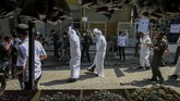 FOTO: Pocong Hantui Pelanggar Protokol Kesehatan di Tangerang Kota Tangerang gencar menyosialisasikan pentingnya penggunaan masker di masa pandemi Covid-19, dengan cara menyebar orang-orang berkostum pocong.