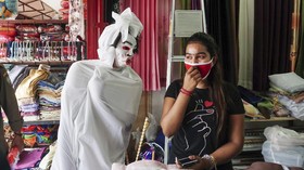 Warga Nekat Mudik Diadang 'Pocong dan Kuntilanak' di Ciamis