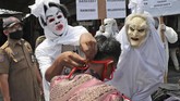 FOTO: Pocong Hantui Pelanggar Protokol Kesehatan di Tangerang Kota Tangerang gencar menyosialisasikan pentingnya penggunaan masker di masa pandemi Covid-19, dengan cara menyebar orang-orang berkostum pocong.