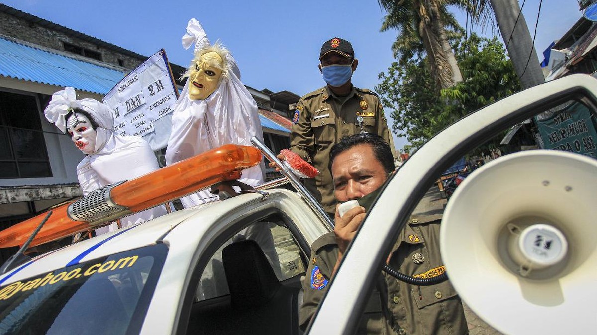 FOTO: Pocong Hantui Pelanggar Protokol Kesehatan di Tangerang