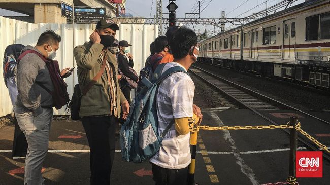Masyarakat wajib memakai masker saat beraktivitas di luar rumah. Sejumlah cara dapat dilakukan untuk tetap nyaman pakai masker di cuaca panas.