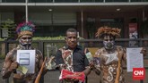 FOTO: Warga Papua Kembalikan Uang Beasiswa Veronica Koman Tim Solidaritas Rakyat Papua mendatangi kantor LPDP untuk mengembalikan uang beasiswa yang diterima Veronica Koman. Namun, kantor LPDP tutup.