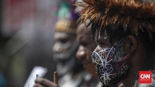 Pegiat HAM Papua Yan Christian Warinussy mendesak Kapolri mengungkap tuntas ledakan di rumah kediaman orangtua Veronica Koman di Jelambar Baru, Jakarta.