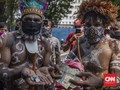 FOTO: Warga Papua Kembalikan Uang Beasiswa Veronica Koman