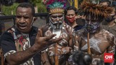 FOTO: Warga Papua Kembalikan Uang Beasiswa Veronica Koman Tim Solidaritas Rakyat Papua mendatangi kantor LPDP untuk mengembalikan uang beasiswa yang diterima Veronica Koman. Namun, kantor LPDP tutup.