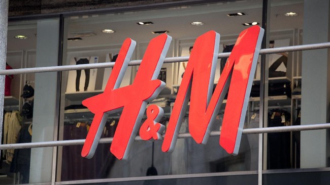 H&M akan menutup 250 gerai mereka di seluruh dunia. Itu dilakukan karena banyak pelanggan yang berbelanja online karena corona.