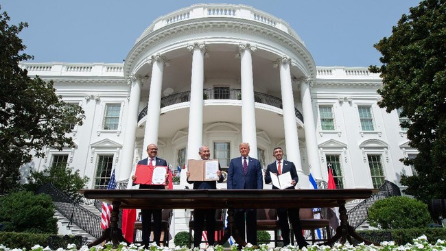 Perjanjian antara Israel, Uni Emirat Arab, dan Bahrain dilakukan di hadapan Donald Trump di Gedung Putih, Amerika Serikat.