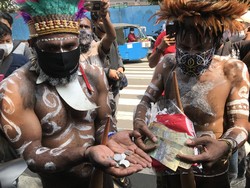 Patungan, Sejumlah Warga Papua Klaim Lunasi Tagihan Beasiswa Veronica Koman