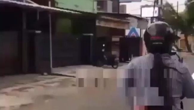 Demi Konten TikTok Wanita Ini Naik Motor Sambil Pamer 