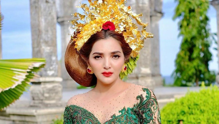 Ashanty pemotretan dengan busana khas Bali.