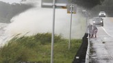 FOTO: Badai Sally Terjang Florida Badai Sally menghantam pesisir Florida hingga Alabama, Amerika Serikat, pada Rabu (16/9).