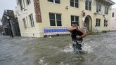 FOTO: Badai Sally Terjang Florida Badai Sally menghantam pesisir Florida hingga Alabama, Amerika Serikat, pada Rabu (16/9).