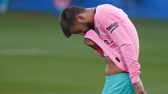 Selain ribut dengan Antoine Griezmann saat Barcelona dikalahkan PSG, Gerard Pique juga dikabarkan tidak ingin main dengan Lionel Messi