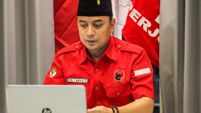 Cawalkot Pilkada Surabaya jagoan PDIP Eri Cahyadi menyambut baik hitung cepat yang membuat dirinya unggul sementara atas Machfud Arifin.