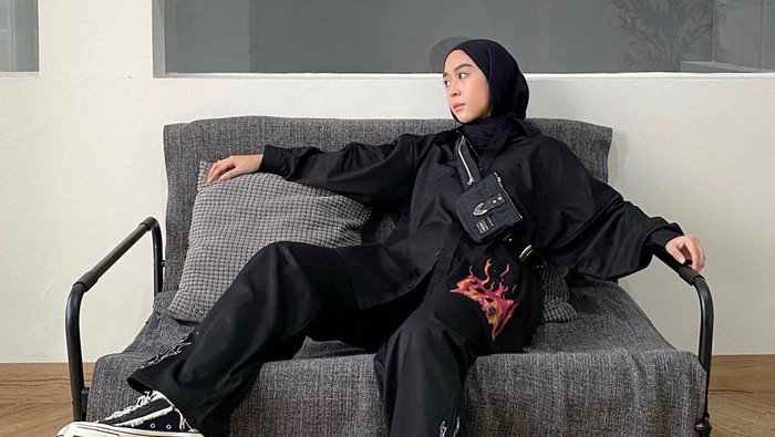Gak Melulu Gamis, 7 Gaya Fashion Hijab Ini Cocok untuk Kamu yang Boyish!